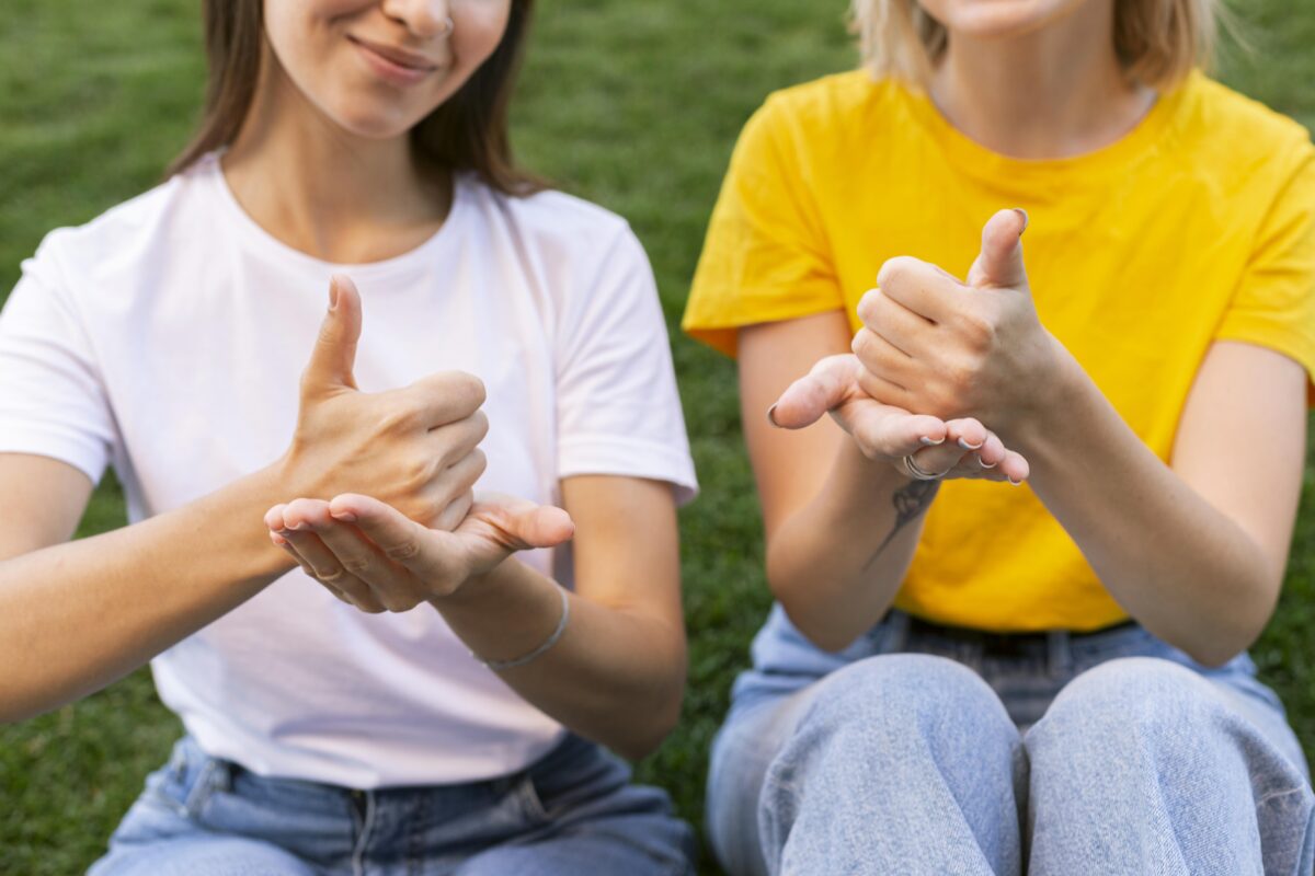 front-view-female-friends-using-sign-language Photo front view of female friends using sign language